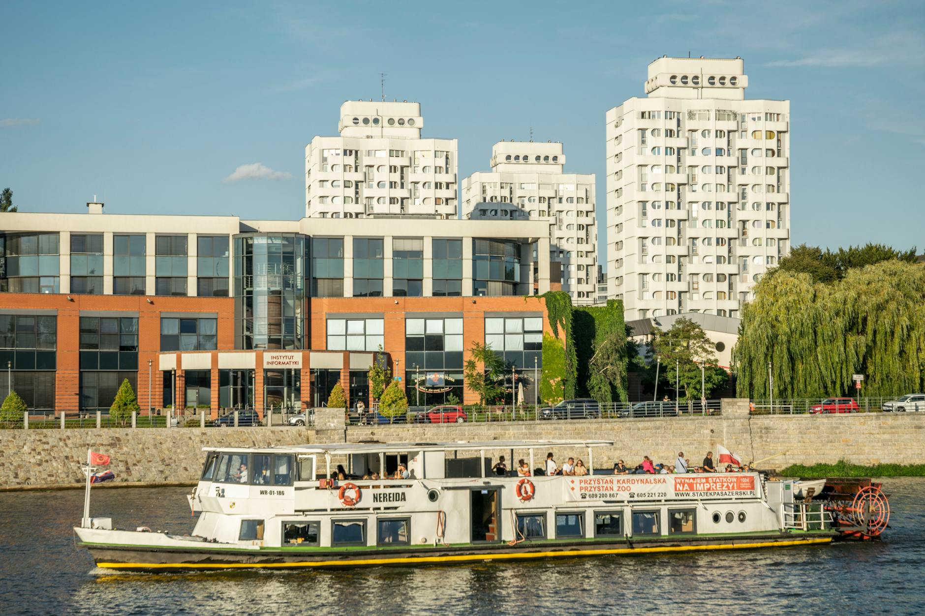 Majówka w Rejowcu Fabrycznym - mieszkańcy świętujący na placu miejskim przy dobrej pogodzie.