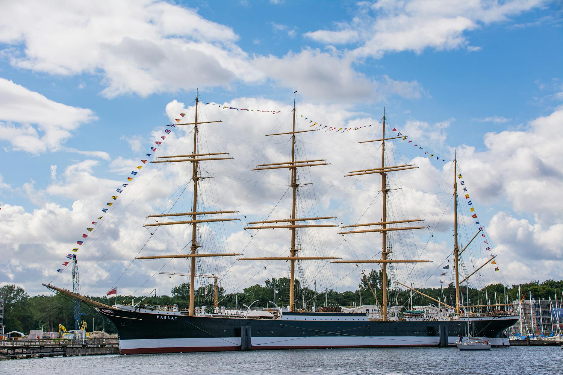 Ilustracja przedstawiająca tajemniczy krajobraz z elementami natury i historycznymi nawiązaniami, symbolizująca legendy Rejowca Fabrycznego.