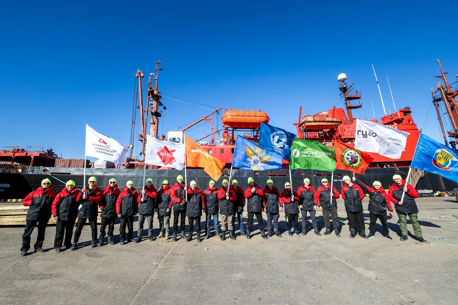 Grupa mieszkańców Rejowca Fabrycznego sprzątająca tereny zielone z okazji Dnia Ziemi