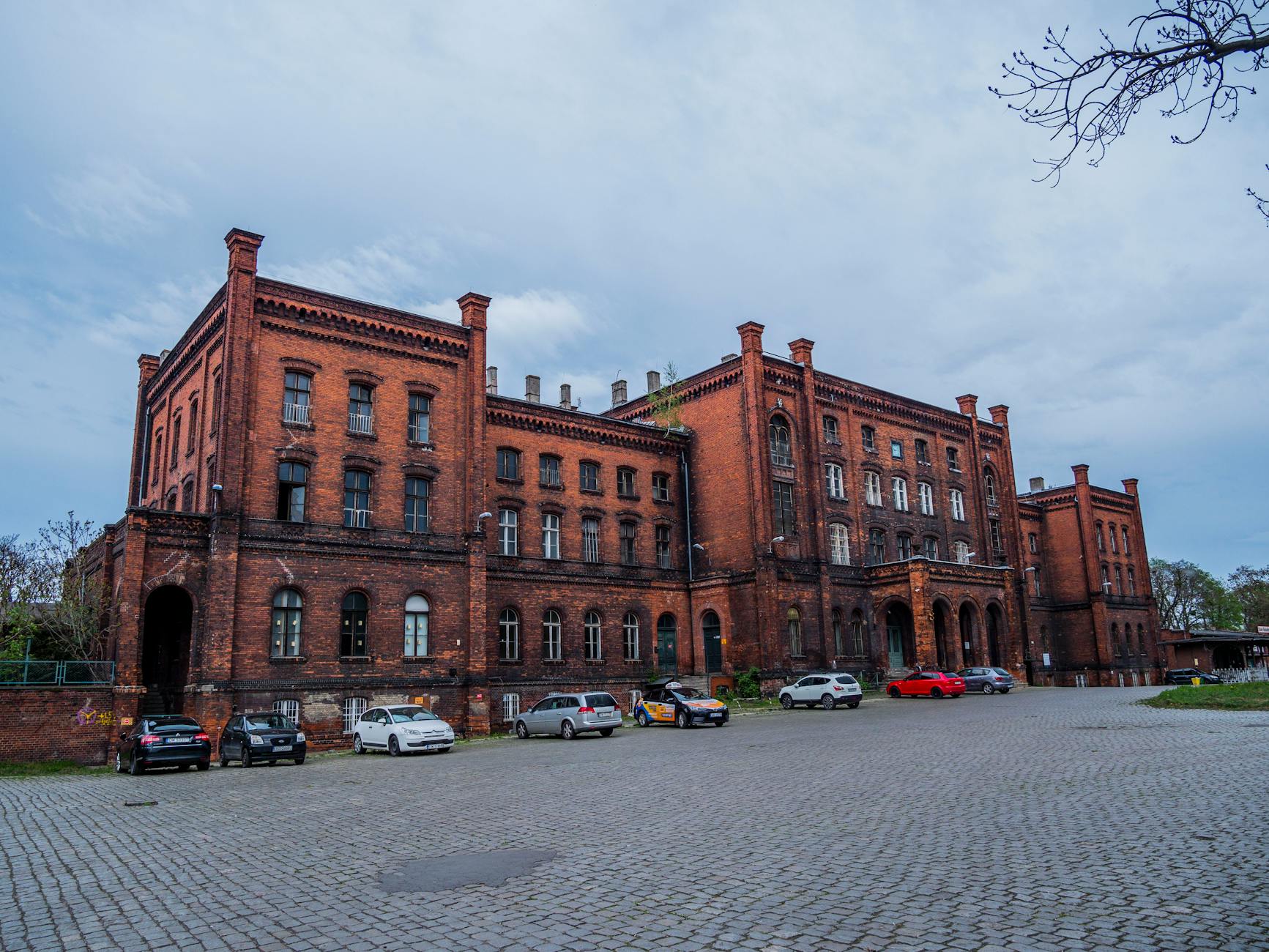 Grupa dzieci w szkolnej ławce w Rejowcu Fabrycznym, ucząca się z nauczycielem