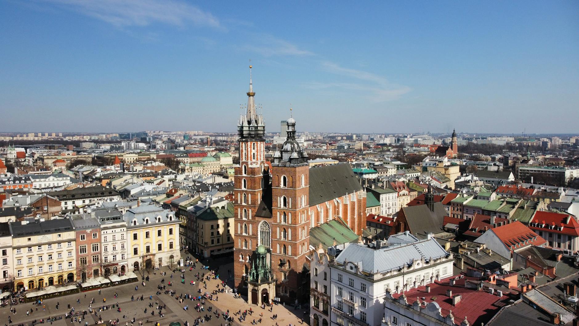 Panorama miasta Rejowiec Fabryczny z widokiem na budynki mieszkalne i usługowe.